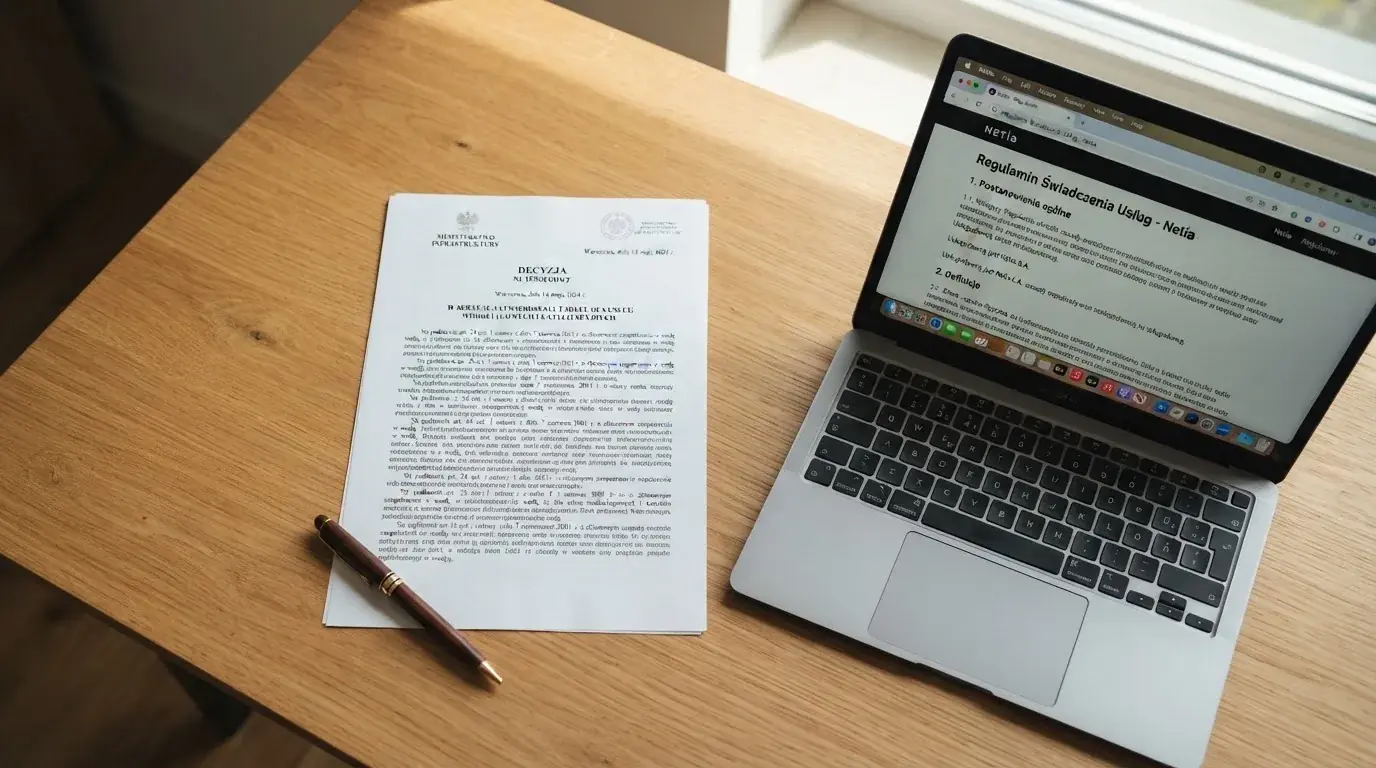 Dokument regulaminu operatora kasyna online rozłożony obok laptopa z otwartą stroną warunków gry